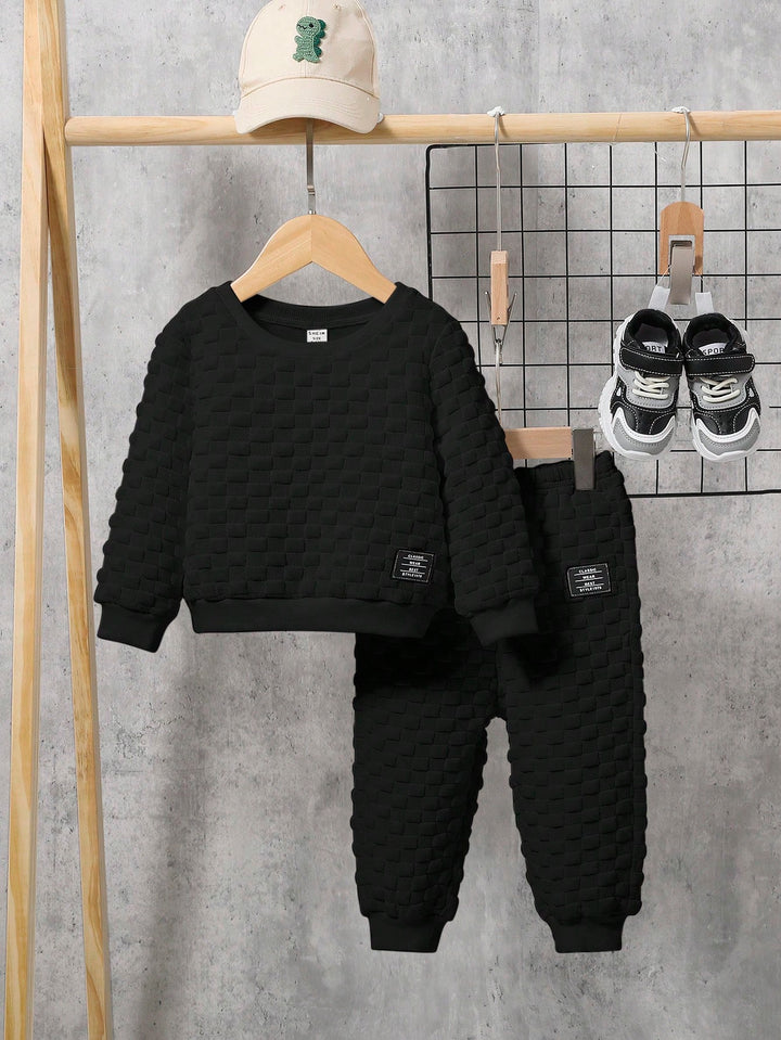 SHEIN قطعتان/مجموعة بلوزة سوداء برقبة دائرية وسروال بخصر مطاطي للأطفال الأولاد، بما في ذلك سويت شيرت برقعة حروف وسراويل رياضية