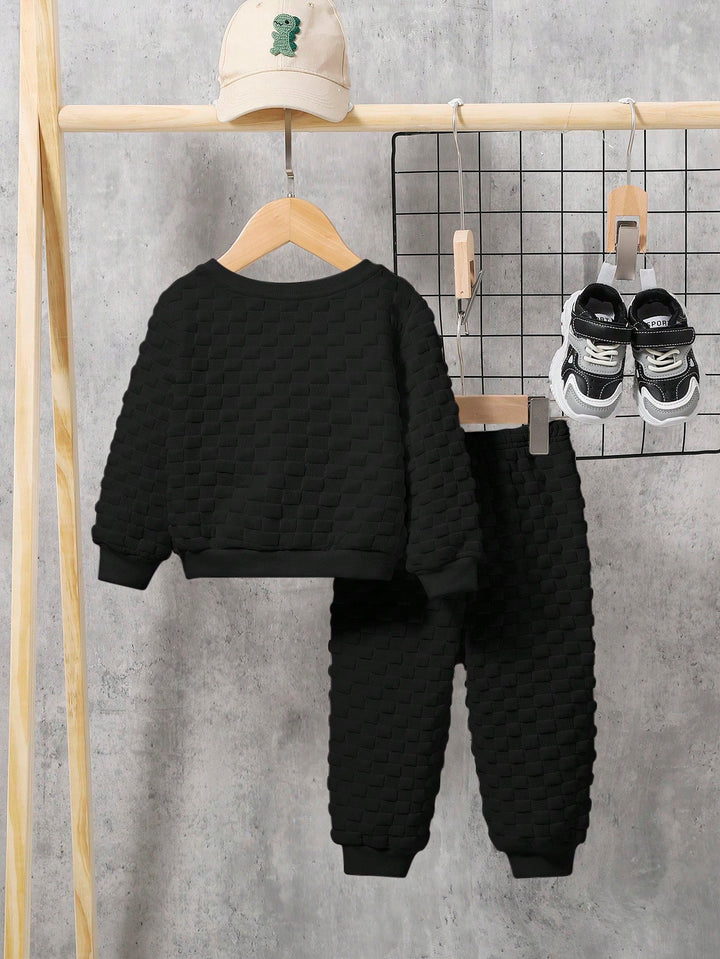 SHEIN قطعتان/مجموعة بلوزة سوداء برقبة دائرية وسروال بخصر مطاطي للأطفال الأولاد، بما في ذلك سويت شيرت برقعة حروف وسراويل رياضية