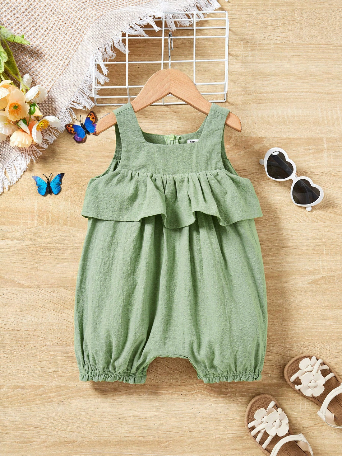 SHEIN رومبر أطفال صغيرات بدون أكمام و مزين بتفاصيل بسيطة و كاجوال بلون سادة جميلة