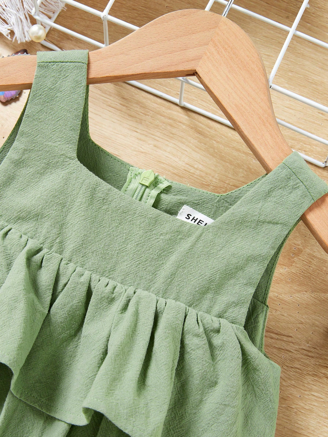 SHEIN رومبر أطفال صغيرات بدون أكمام و مزين بتفاصيل بسيطة و كاجوال بلون سادة جميلة