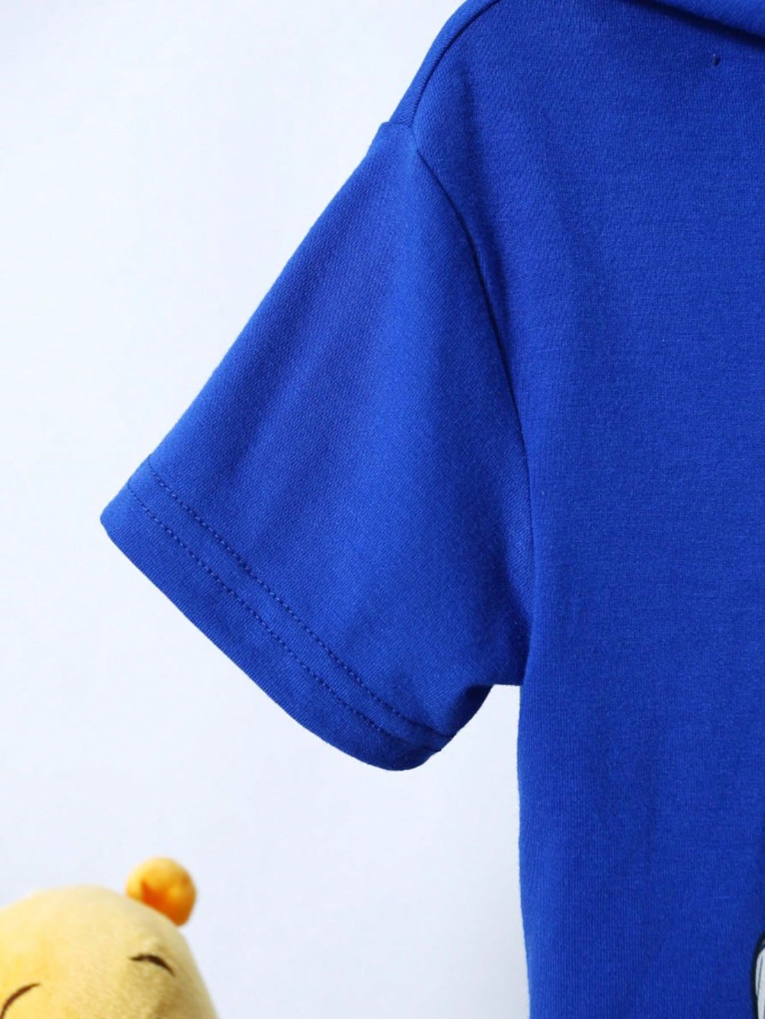 SHEIN مجموعة كنزة بأكمام قصيرة مريحة مزينة بنمط دب كرتوني وسروال محبوك مع خطوط جانبية ملونة للأولاد الصغار للحصول على ملابس عادية