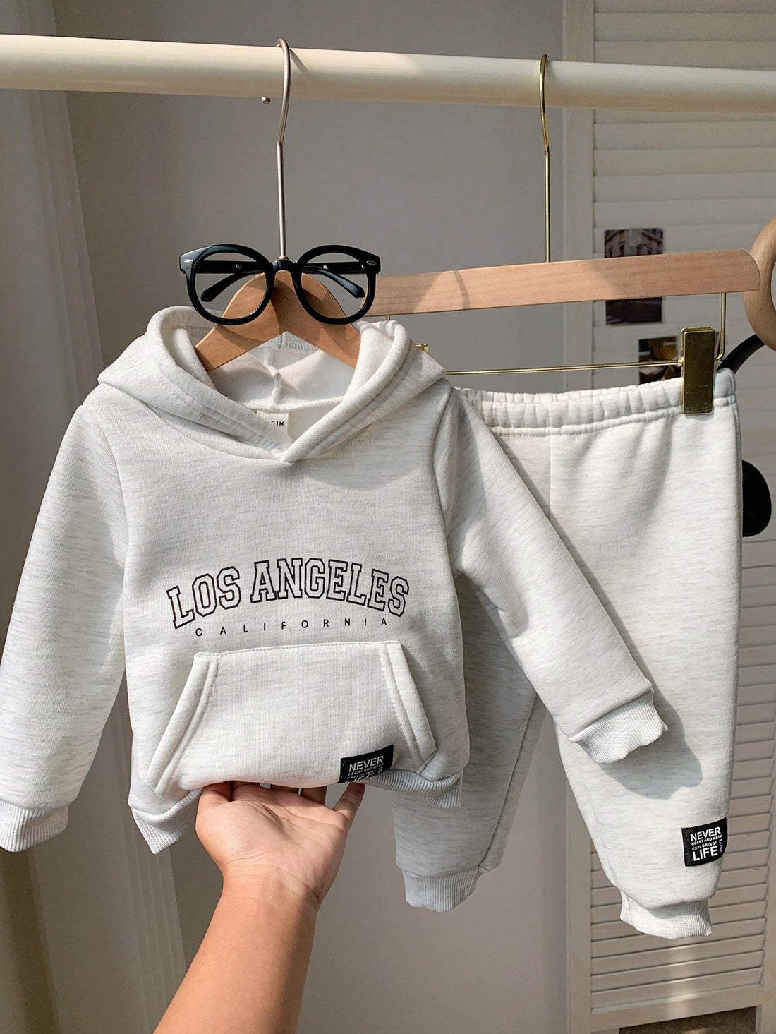 SHEIN مجموعتان لطفل/طفلة الرياضية الكاجوال الشارع للطقم طقم هودي وبنطلون رياضي، مريح وأنيق للخريف/الشتاء للبس الداخلي والخارجي